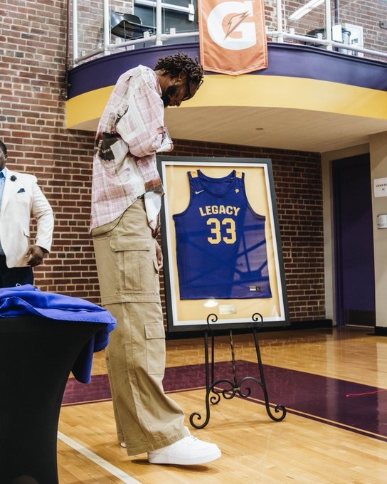 队史第四位得分破千的球员！ 克拉克斯顿高中33号球衣退役